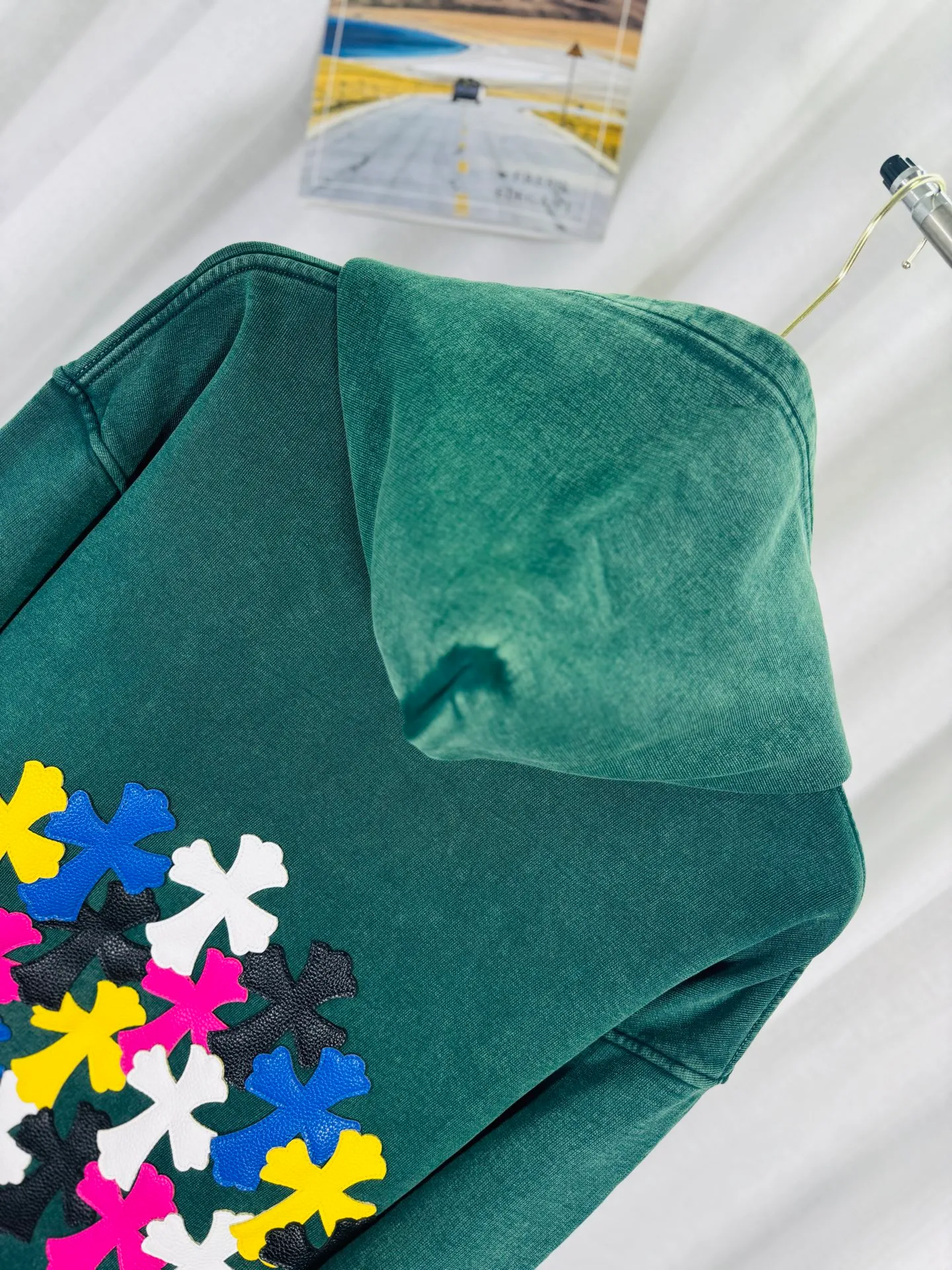P330 top version, real shot without P, ​​different from market currency) 𝗖𝗵𝗿𝗼𝗺𝗲 𝗛𝗲𝗮𝗿𝘁𝘀/Cro Heart 2025 washed and burned flower patch embroidered autumn and winter new original single counter American veneer 3D three-dimensional couple casual hooded sweatshirt 👑The highest version! Customized fabric 480g tripe terry fabric! American acid-washed and distressed original fabric, laser burning + leather embroidery, exquisite embroidery of letters! The best-selling model in the counter, very comfortable to wear. Accessories: original molded and authenticated collar label➕100% silk wash label. Genuine purchase-grade original hangtag➕matching hanging rope➕3D hanging beads➕original packaging bag. Craftsmanship: The original version has consistent wiring! The highest version of the armhole matching technique! Color: Black Green Size: S M L XL Style No.: 9337